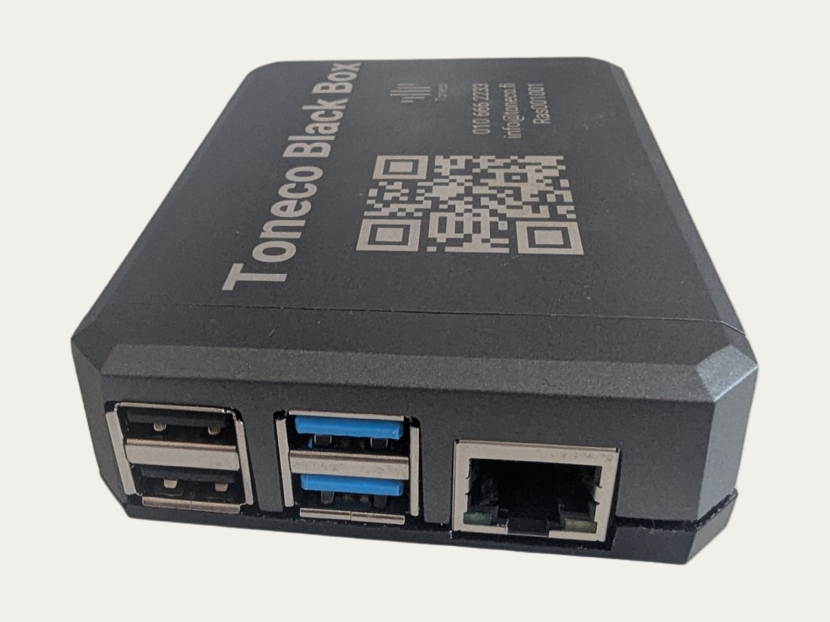 Toneco Black Box LAN -malli, verkkoportti ja USB-liitännät näkyvissä